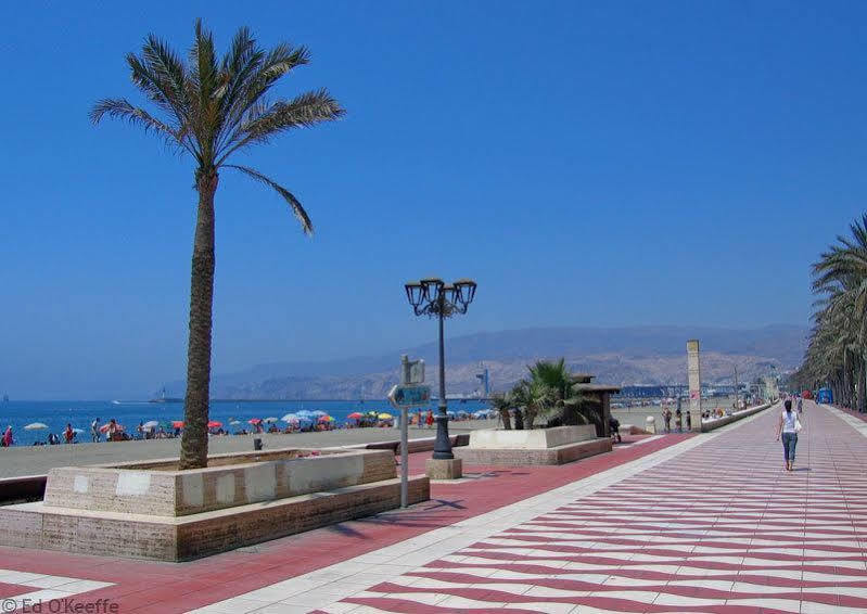 Apartamentos 16:9 Playa Suites Алмерия Екстериор снимка